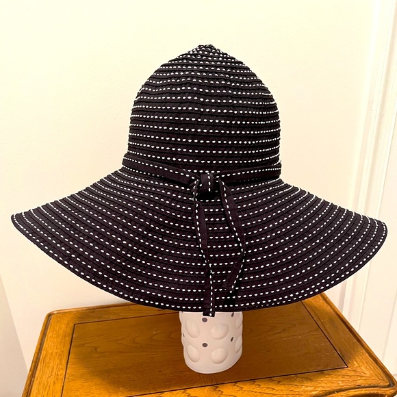 NWT. Fantastic Floppy Sun Hat - Picture 2 of 9